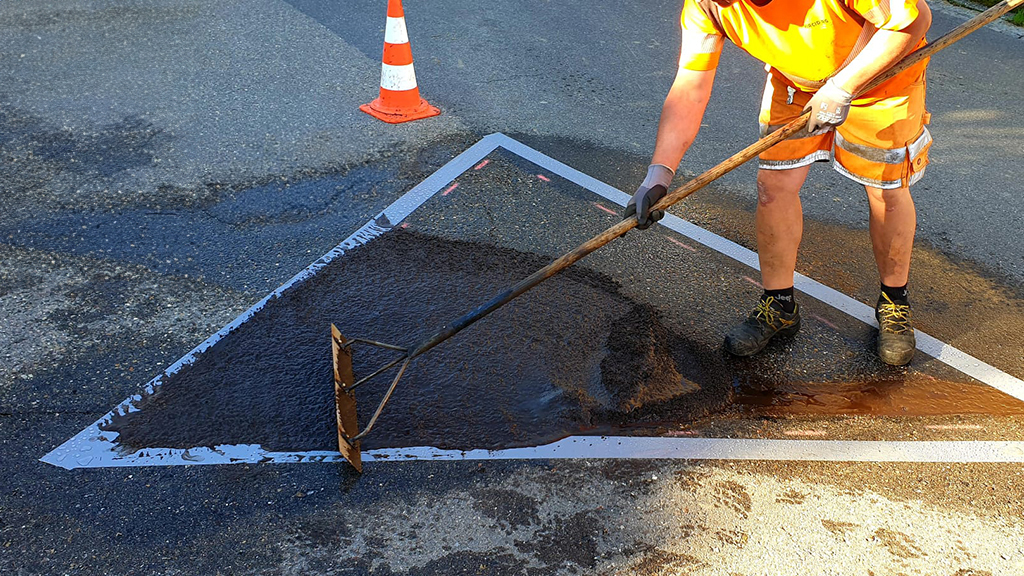 Flüssigasphalt für schnelle Belagsreparaturen im Strassenunterhalt. Ideal für Schadstellen, Unebenheiten, Bohrlöcher und Angleichungen.