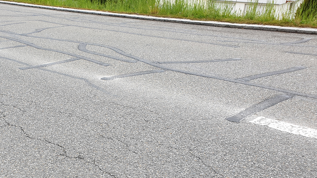 Sanierte Strassenoberfläche nach Rissverguss, bereit für den Verkehr.