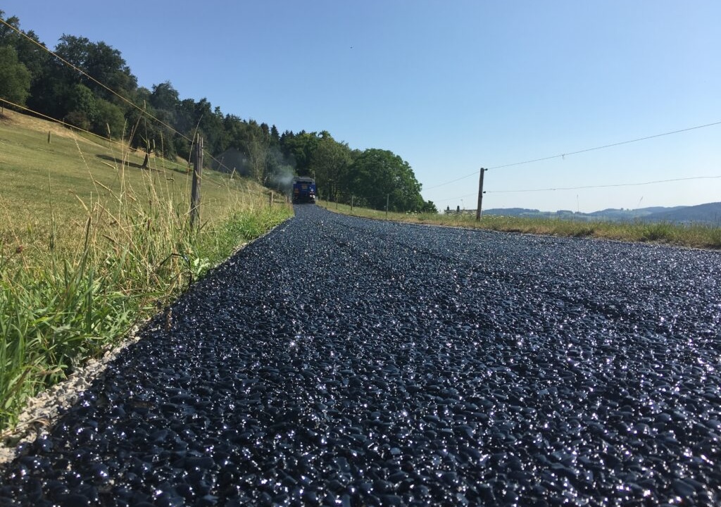 Schottertränkungen für Forstwege, Hofzufahrten und Verkehrsflächen. Weniger Staub, mehr Stabilität und langfristiger Werterhalt.