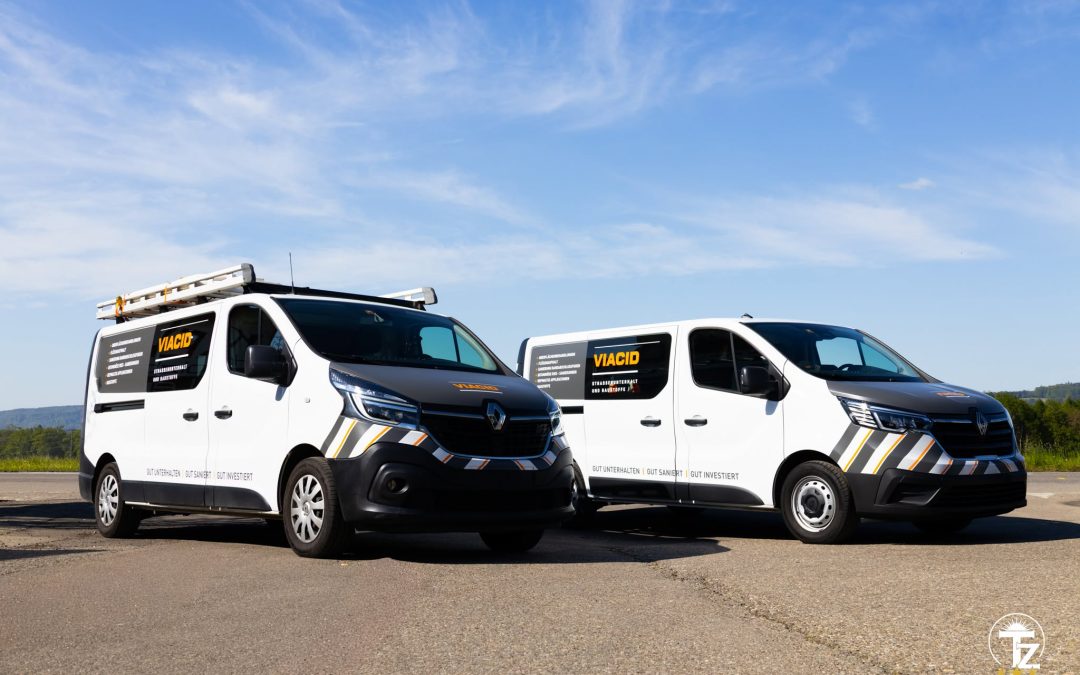 Neu beschrifteter Renault Trafic der VIACID AG als Werbeträger im Einsatz für Strassenunterhalt und Baustoffe.